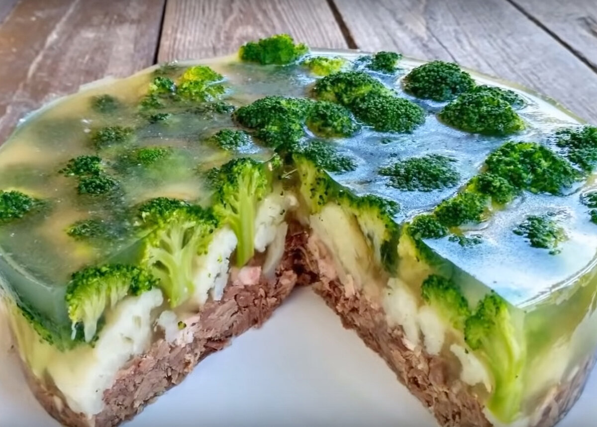 Праздничное заливное на Новый год: сказочный мясной торт "Леший".