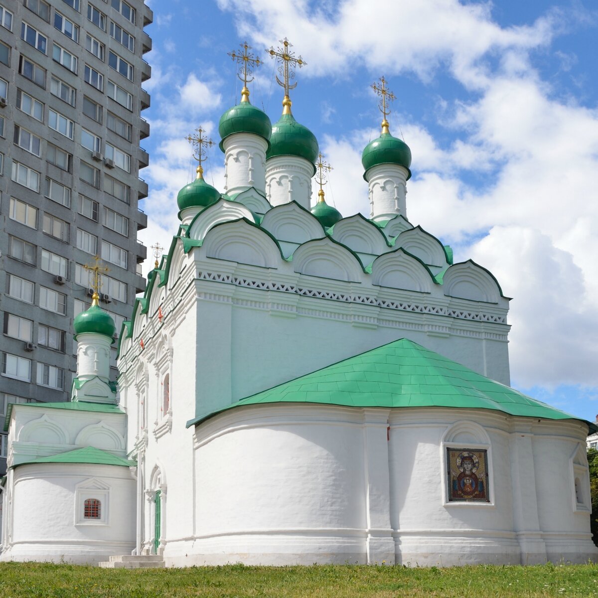 Священник Андрей Соколов, служивший в церкви Симеона Столпника, регулярно навещал Гоголя в последние дни его жизни, и даже уговаривал больного писателя, отказавшегося от приема пищи. поесть 