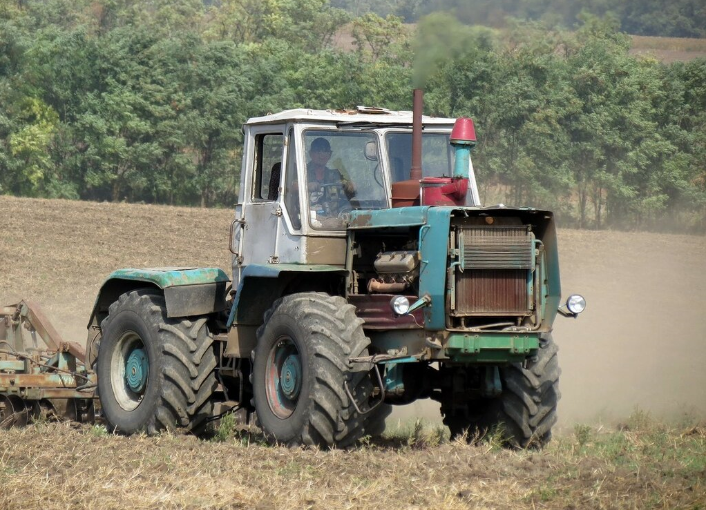 Колесный трактор Т-150К  за работой