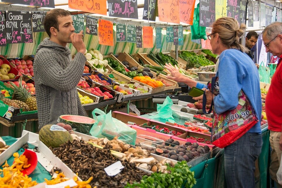 https://cdn.pixabay.com/photo/2016/01/21/23/43/market-1154999_960_720.jpg