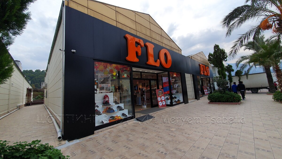 Все филиалы этого магазина оформлены в корпоративных цветах, чёрный и оранжевый они полюбили