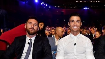 Фото: eurosport.ruНапомним, до минувшего – 2018-го – года Месси и Роналду на протяжении 10 лет владели «Золотым мячом» лучшего игрока Европы. Их гегемонию прервал полузащитник мадридского «Реала» и сборной Хорватии Лука Модрич. Однако по итогам 2019 года «Золотой мяч» вновь пополнил коллекцию Месси.
