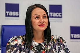 «На сегодняшний день получилось так, в молодежи, в подрастающем поколении складывается почему-то такое понимание о том, что нам государство все должно. Нет. Вам государство вообще в принципе ничего не должно. Вам должны ваши родители, потому что они вас родили. Государство их не просило вас рожать».