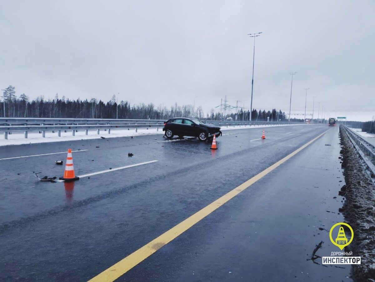 В своем Instagram Шульгин вскоре опубликовал несколько stories. Так, на одном снимке видны разбитые части иномарки, поврежденный капот и вылетевшие подушки безопасности.