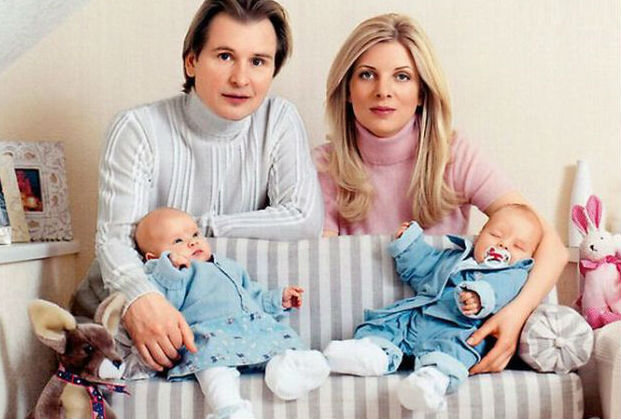 Александр Малинин с женой и двойняшками