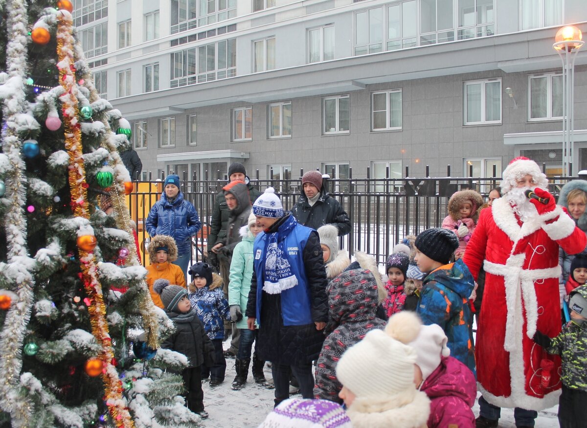 В декабре во дворах домов, построенных «ЮИТом», проходят традиционные новогодние гулянья.