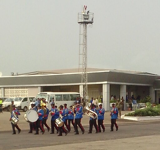Местная музыкальная "банда" в аэропорту Фритауна, Сьера-Леоне, 2014 год. Подготовка к встрече высокопоставленных гостей из Европы.