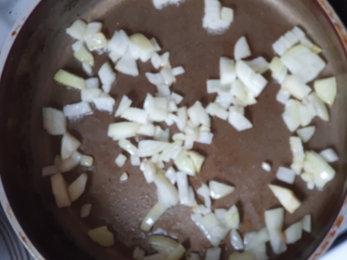 Обжариваем лук до золотистого состояния