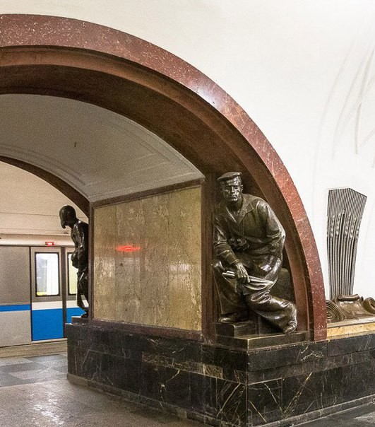 Матрос-сигнальщик на станции метро "Площадь революции"