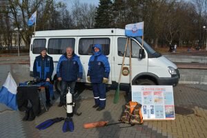 Площадка с водолазным снаряжением, специальный автомобиль маневренно-поисковой группы  стал заметным объектом на мероприятии и привлек внимание многочисленных гостей праздника.