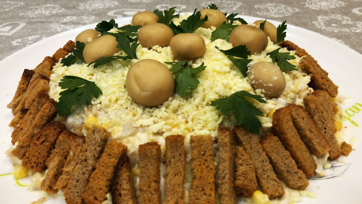 Необычный и вкусный салат на праздничный стол удивит ваших гостей своим вкусом. Рецепт салата с кальмарами можно включить в новогоднее меню 2020 или на Рождество.