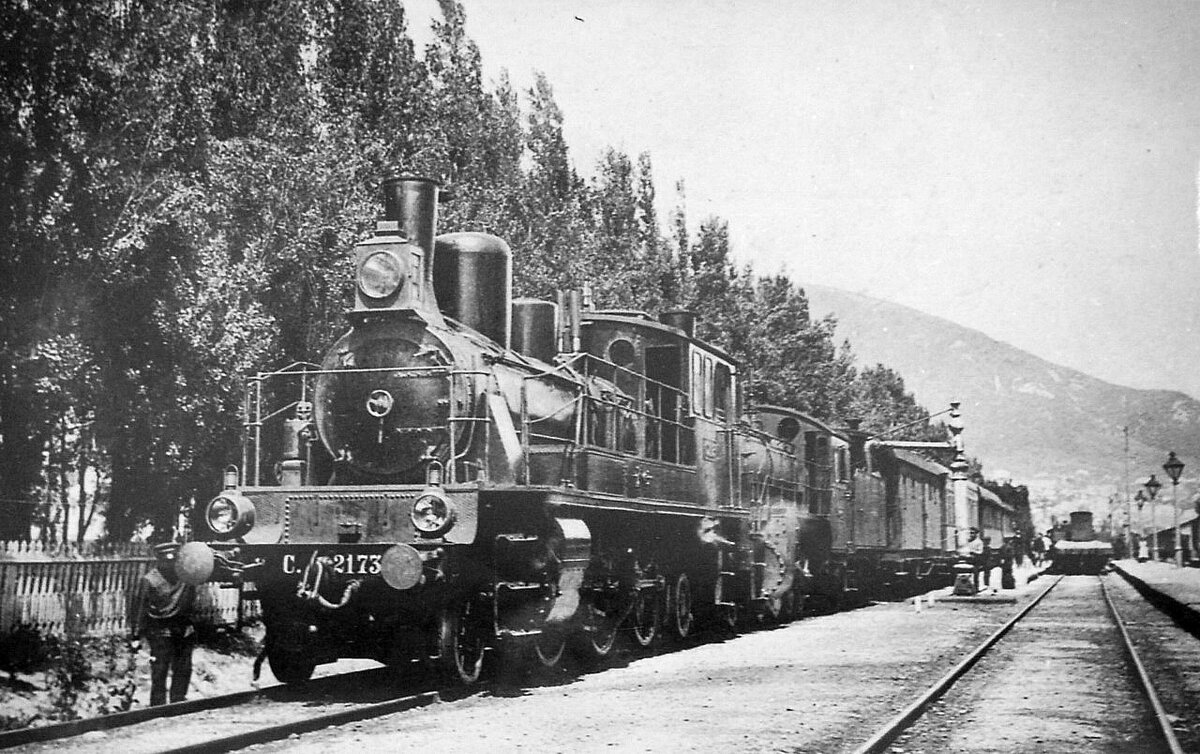 Пассажирский поезд прибыл на вокзал Пятигорска.