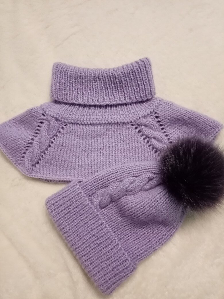 шапка и манишка спицами. комплект шапка и манишка спицами. капор с манишкой спицами. вязаный набор шапка и манишка. шапочка и манишка для девочки 2 лет.