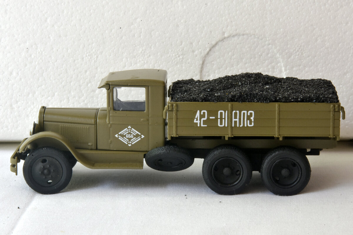 ЗиС-6. довоенный-изначально был синим.....совсем игрушка! Решено сделать защитного цвета и пусть возит, скажем уголь. Уголь мне делают на заказ, не тускнеет, похож на уголь, не пачкается. Заказчик доволен.