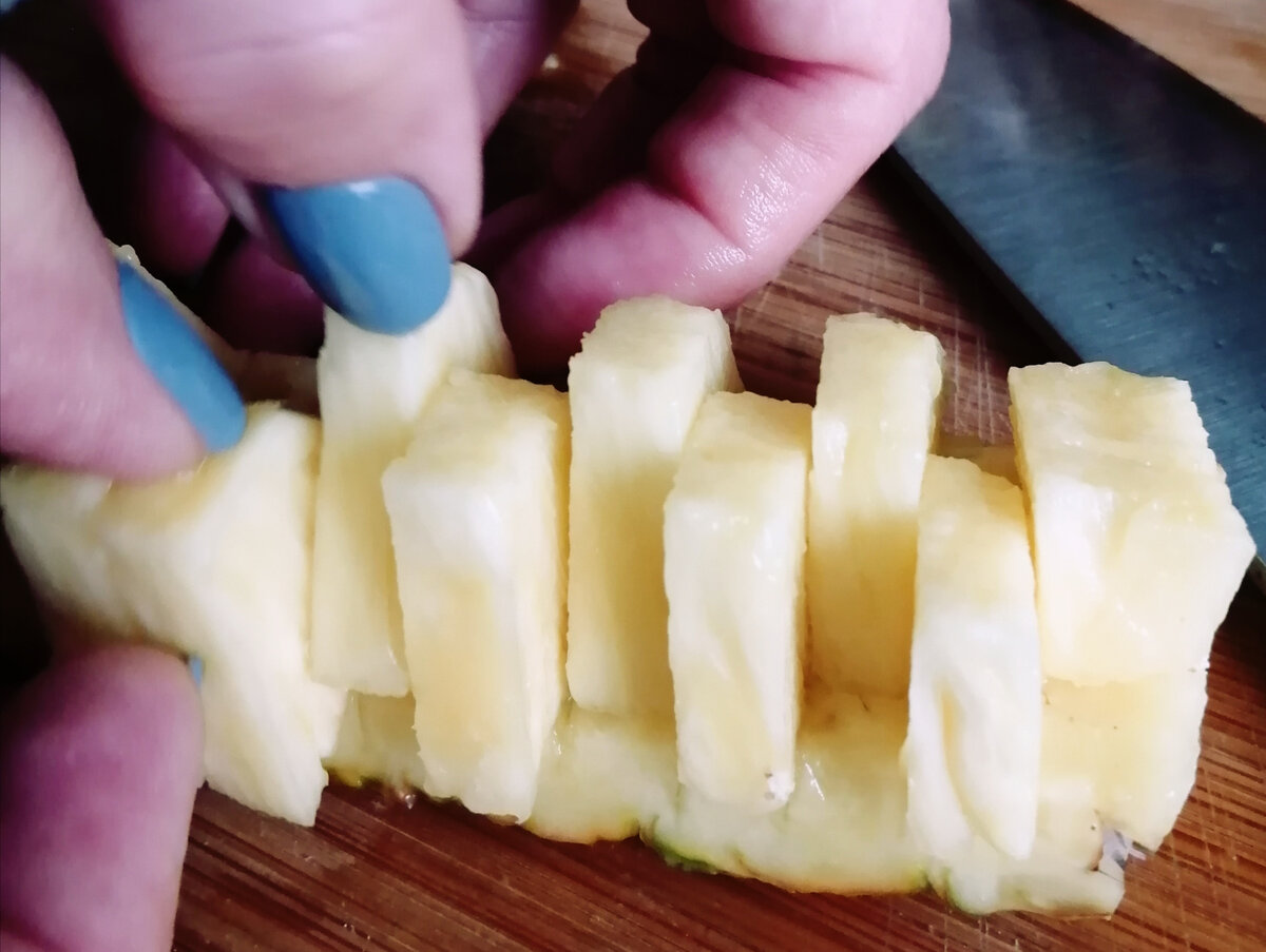 Как порезать банан на стол красиво в кожуре