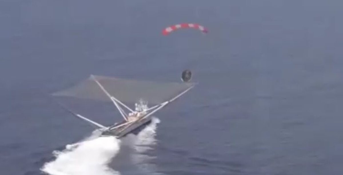 Для масштаба, вот этот темный объект под парашютом, и есть обтекатель ценой в $5-7 млн, размером с автобус, но надежно поймать их в специальные сети Илону Маску пока не удается...