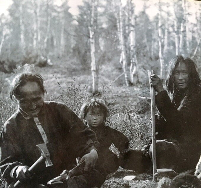 Кузнец за изготовлением шаманских атрибутов. Восточная сибирь, Енисейская губ. Эвенки (Тунгусы).Собиратели: Макаренко 1907 - 1908 г.