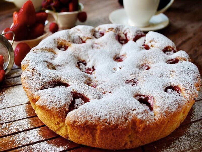 Рецепт простого летнего пирога со свежими фруктами / ягодами .