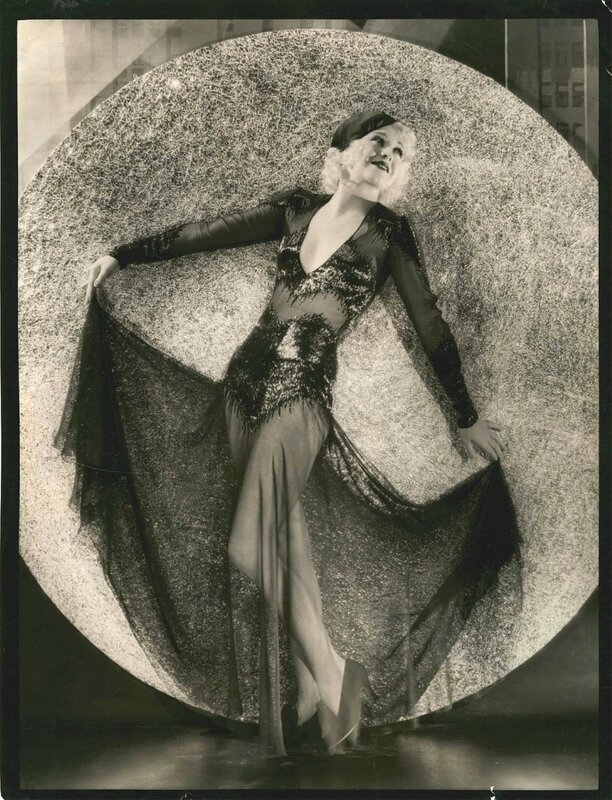 Платье Уолтера Планкетта Айрин для Джинджер Роджерс ("Полёт в Рио", 1933). В титрах указан Планкетт, но платья для Роджерс покупались у Айрин.
