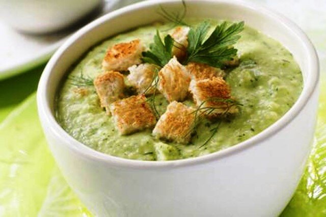 Готовить это блюдо достаточно просто, но следует придерживаться некоторых простых правил: нарезка для данного вида супа должна быть некрупной и ровной. Кастрюлю для варки лучше брать с толстым дном или казанок. А взбивать его сразу, как сварили, то есть горячим.