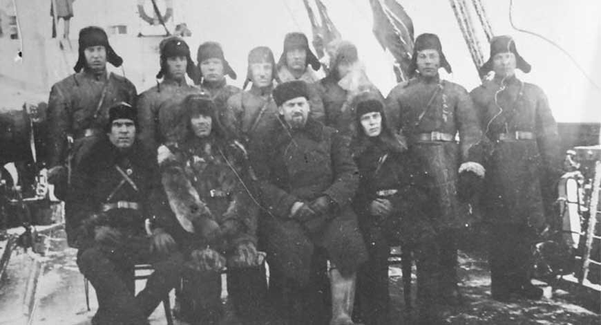 Первый директор Дальстроя Эдуард Берзин (в центре) со стрелками ВОХР на борту «Сахалина». 1932 год