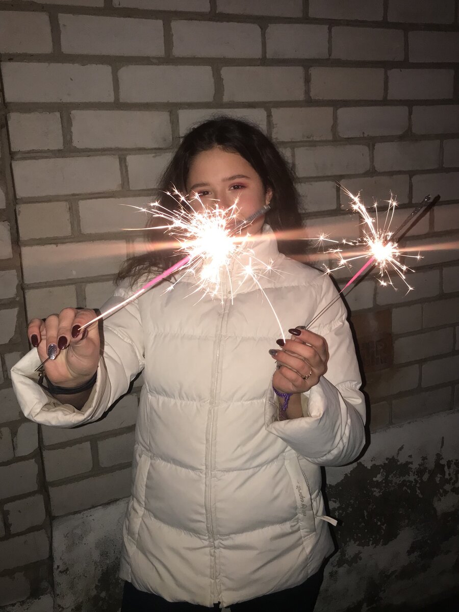 Бенгальские огни также пригождались и монахам. А именно при жертвоприношениях, когда все и так в возбужденном состояние от происходящего, а тут еще и откуда не возьмись вспыхивает пламя и затем быстро гаснет. Все это очень накаляло обстановку и подстегивало людей не сомневаться в божестве.
