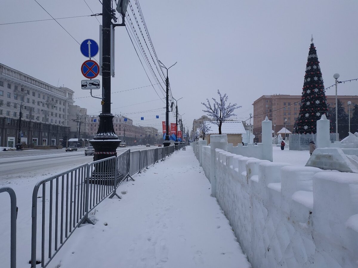 Снежный городок на площади Революции, г. Челябинск, фото автора