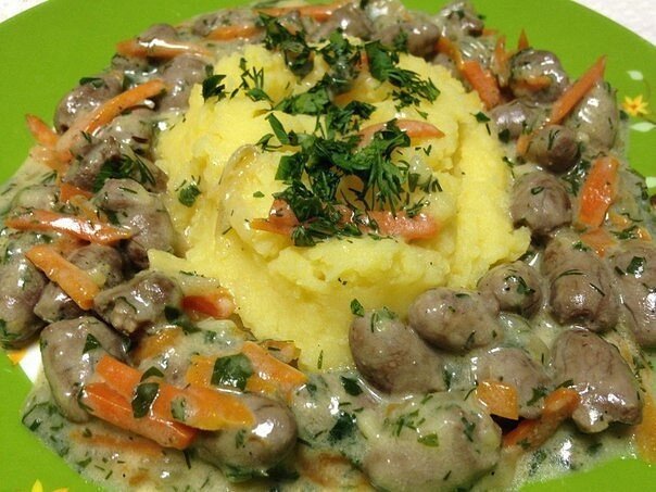 ИНГРЕДИЕНТЫ
сердечки куриные 1 кг
лук 1 шт.
морковь 1 шт.
зелень 1 пучок
молоко коровье 100 г
масло растительное 100 г
масло сливочное 50 г
мука 1 ст.л.
соль по вкусу
перец по вкусу
вода 1 ст.

ПРОЦЕСС ПРИГОТОВЛЕНИЯ
Подготовить ингредиенты. Куриные сердечки промыть и очистить от пленки. 

Морковь нарезать соломкой.

Лук нарезать полукольцами.

На сковороде растопить сливочное масло и обжарить куриные сердечки на среднем огне, чтобы выпарилась вода.

На другой сковороде на растительном масле на среднем огне обжарить до золотистого цвета морковь и лук.

Жареный лук и морковь перемешать с сердечками.

Влить воду и тушить на медленном огне под крышкой 30 минут.

Добавить молоко, рубленую зелень, посолить и поперчить. Добавить муку. Довести до кипения и тушить еще 5 минут. Выключить плиту и дать настояться.

Подавать с картофельным пюре.

Любимый ужин готов. Приятного аппетита!