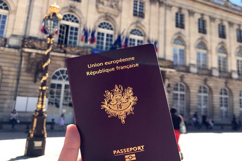 Иностранное гражданство. Паспорт гражданина Франции. Заграничный паспорт Франции. Паспорт французского гражданина. Французский загранпаспорт.