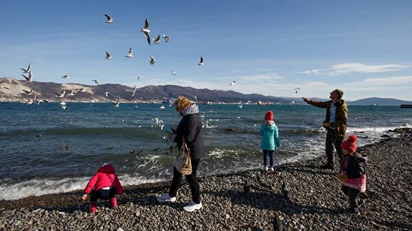 В Росстате обнародовали статистику по численности постоянного населения в российских регионах. Об этом сообщила "Российская газета".Самое большое сокращение населения зафиксировали в трех федеральных округах — Приволжском (110,8 тысячи человек), Сибирском (54,2 тысячи) и Дальневосточном (21,3 тысячи).Среди регионов список возглавили Саратовская (19 тысяч человек), Омская (17,6 тысячи) и Кемеровская (16,5 тысячи) и Волгоградская (15,8 тысячи) области, а также Алтайский край (15,8 тысячи).В остальных федеральных округах отмечен рост населения. Лидером оказался Северо-Кавказский федеральный округ (62 тысячи человек), за ним расположились Центральный (61,4 тысячи), Южный (11,6 тысячи), Уральский (10,4 тысячи) и Северо-Западный (5,2 тысячи).В лидерах по приросту населения оказались Подмосковье (88 тысяч человек), Москва (77,2 тысячи), Тюменская область (31,8 тысячи), Краснодарский край (29,6 тысячи) и Ленинградская область (28,5 тысячи).7 ноября 2019, 14:27В Счетной палате заявили о рисках сокращения населения России