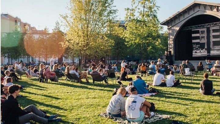 Летом прекрасная площадка для мероприятий и пикников. 