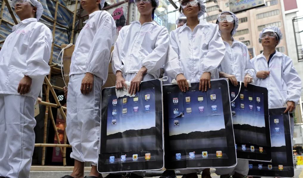 Как собирают телефоны видео. Foxconn завод Apple. Фабрика Фоксконн Китай. Завод Foxconn в Китае. Производство айфонов