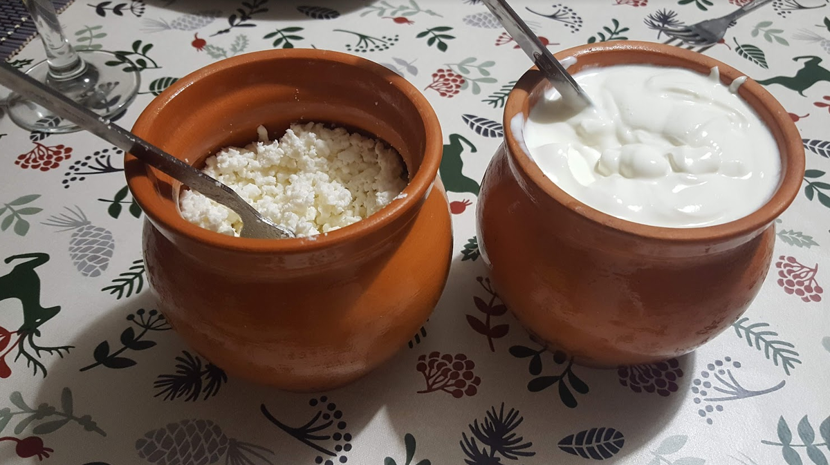 Фото из личного архива. Сервировка брынзы и сметанки, всё для души :)