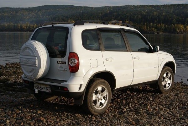 
Внедорожник отечественного производства Chevrolet Niva отличается приятной внешностью и неплохими техническими характеристиками. В разработке дизайна автомобиля приняла участие студия Bertone – приблизившая экстерьер к фирменному стилю Chevrolet. Качественная отделка салона и легкосплавные диски дополняют приятное впечатление от машины.