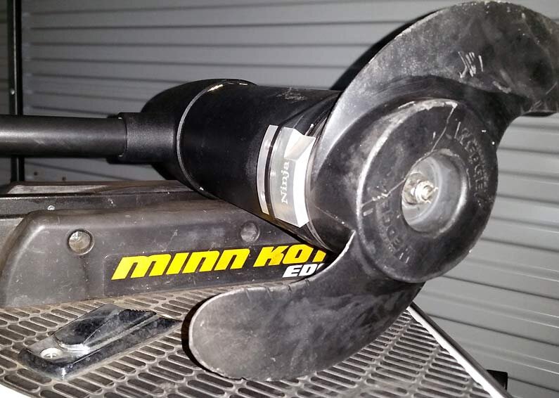 Радиус изгиба пластины резака для защиты винта от водорослей размером 5 х 3,8 см подходит для установки на большинство моделей электромоторов.