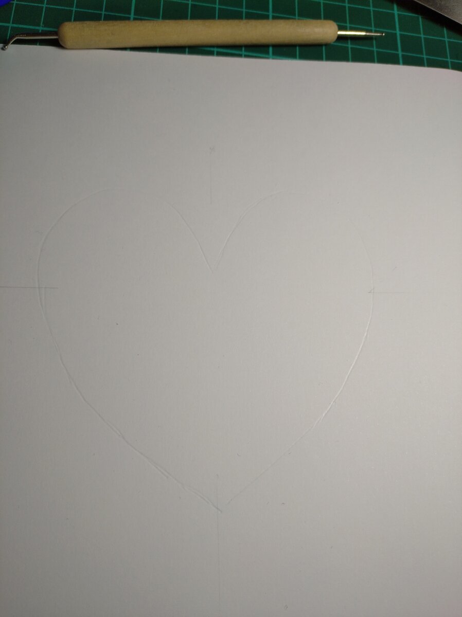 Виден продавленный силуэт сердца