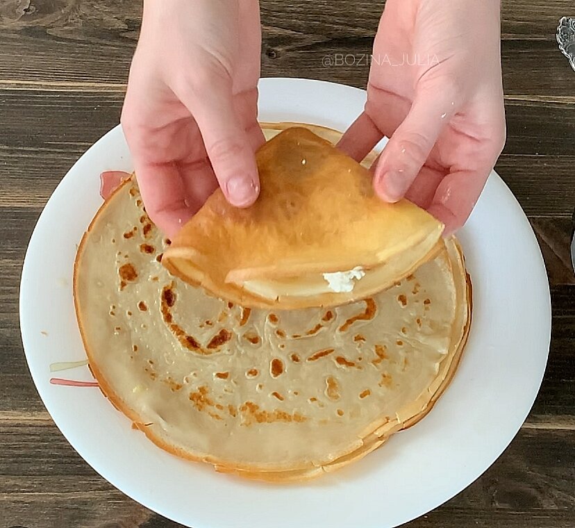 Как легко завернуть блины с начинкой