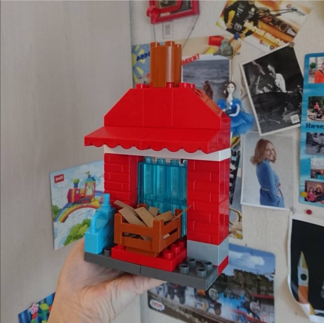 Камин из Лего Дупло с дровами из картона