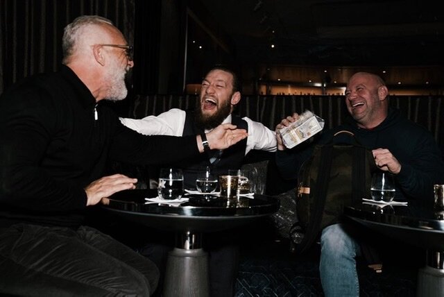 Бывший владелец UFC Лоренцо Фертитта, Конор МакГрегор и президент UFC Дана Уайт. 