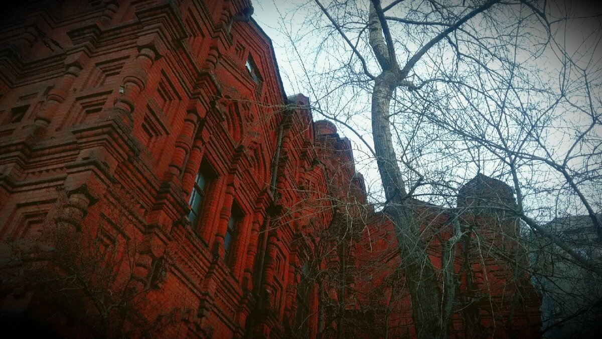 Из личного фото-архива «Aesthetics of darkness». Атмосферное здание в Москве.