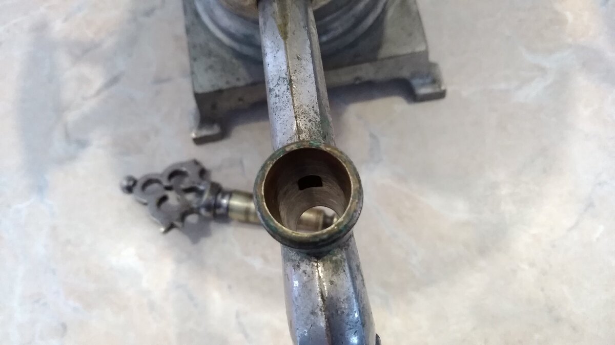 на кране видны следы коррозии.