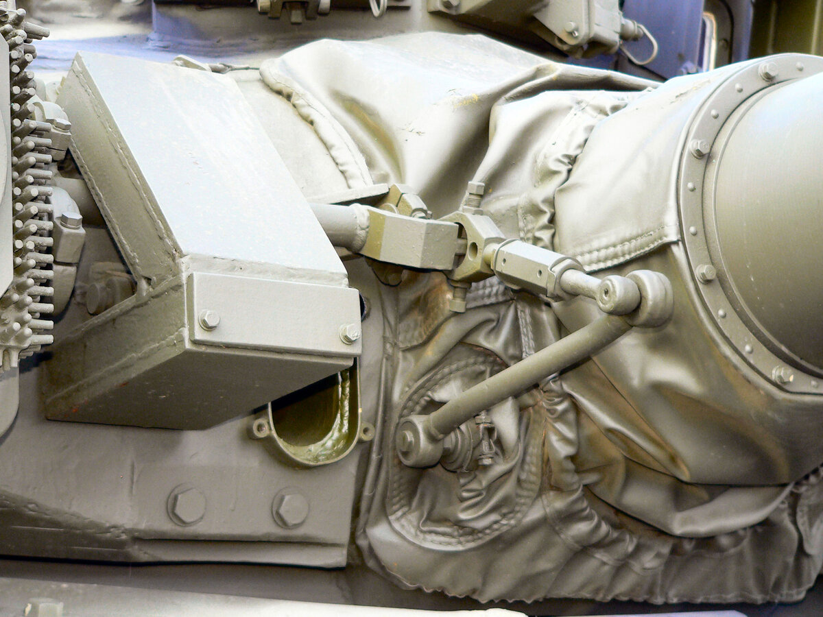 Ткань на маске орудия.