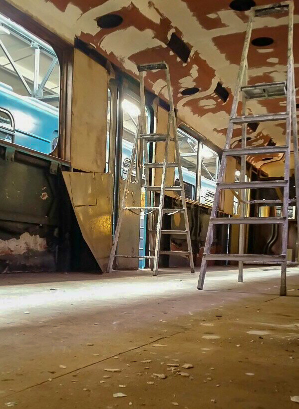 Процесс подготовки потолка к покраске.