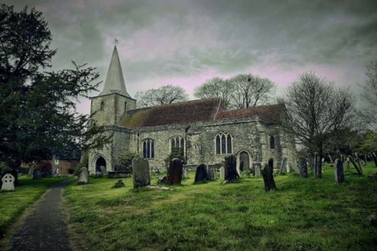 Вграфстве Великобритании под названием Кент есть небольшая деревня Плакли. Никаких особенных достопримечательностей там нет – только уютные дворики, старинные дома и ухоженные зеленые газоны. Но тем не менее деревня Плакли знаменита на всю Англию тем, что, согласно легендам, здесь обитает приличное количество призраков – целых 12. 
 
Вообще англичане очень по-особенному относятся к различным духам и приведениям – они не только не боятся их, но даже уважают и гордятся этими своими потусторонними соседями. В стране даже ведут самый настоящий и вполне официальный реестр, куда исправно заносят всех более-менее знаменитых приведений. И точно также из реестра вычеркивают духов, если на протяжении долгого периода времени их никто не видел. В связи с этим в Англии появилось понятие «мистический туризм», как отдельное направление. И самым известным аномальным местом среди подобных является именно деревня Плакли. Она имеет еще два других названия: «Деревня двенадцати призраков» и «Заповедник приведений».
Если въезжать в Плакли со стороны соседней деревни – Малтманз-Хилл, то на пути следования можно увидеть карету, запряженную четырьмя призрачными конями. Карета, в отличие от лошадей, вполне реальна. Но вот запрыгивать в нее не стоит. Как утверждают местные жители, в 2007 году один из туристов совершил этот опрометчивый поступок, с тех пор его никто никогда не видел. 