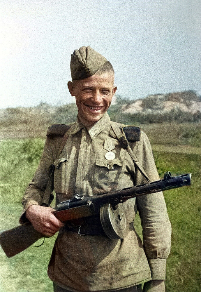 Красноармеец Воронежского фронта, награжденный медалью «За отвагу». 1943 г. Автор: Давид Минскер. Фотография использована в качестве иллюстрации. 