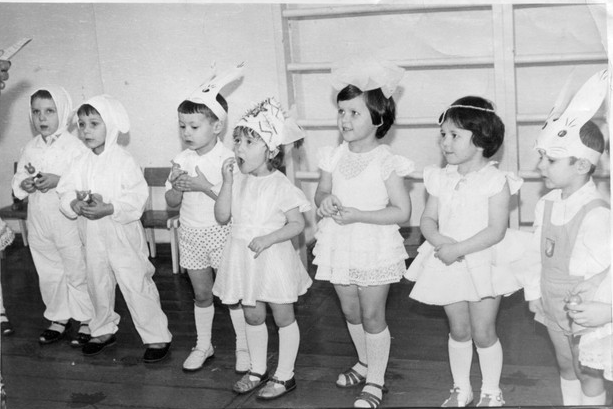  В Советском Союзе, абсолютно так же, как в современной России, дети Новый Год праздновали в том числе и на новогодних утренниках в школе и детском саду.  Родителями готовились праздничные костюмы.