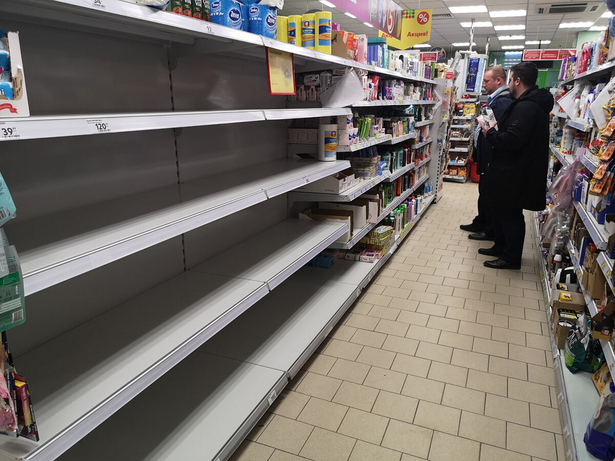 Несмотря на заверения чиновников, что перебоев с продуктами не будет, ажиотаж не спадает. Свежие фотографии из…