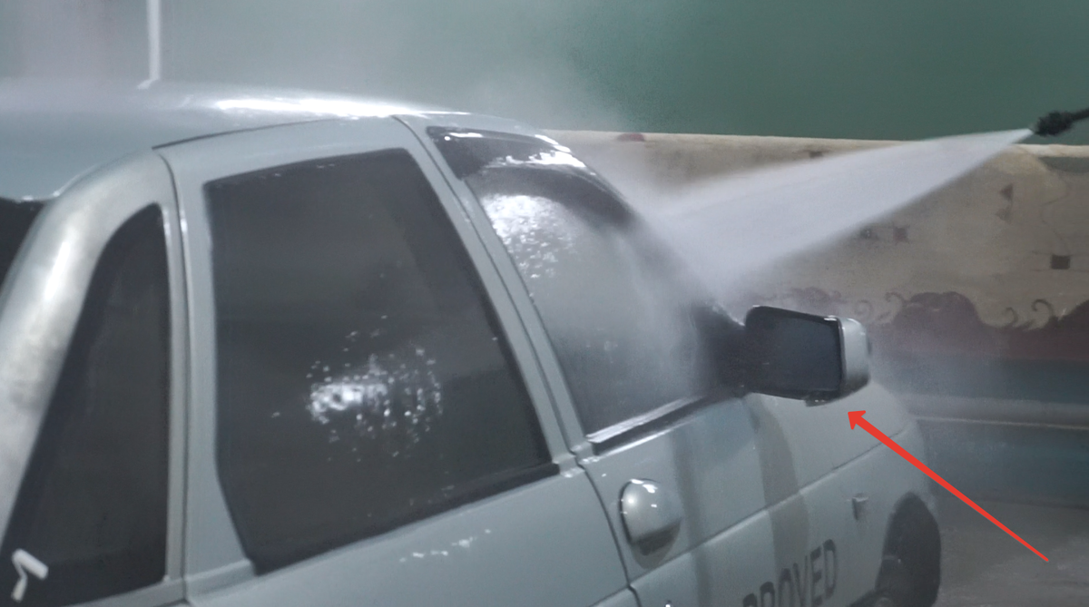 Через секунду оторвётся накладка у зеркала. 