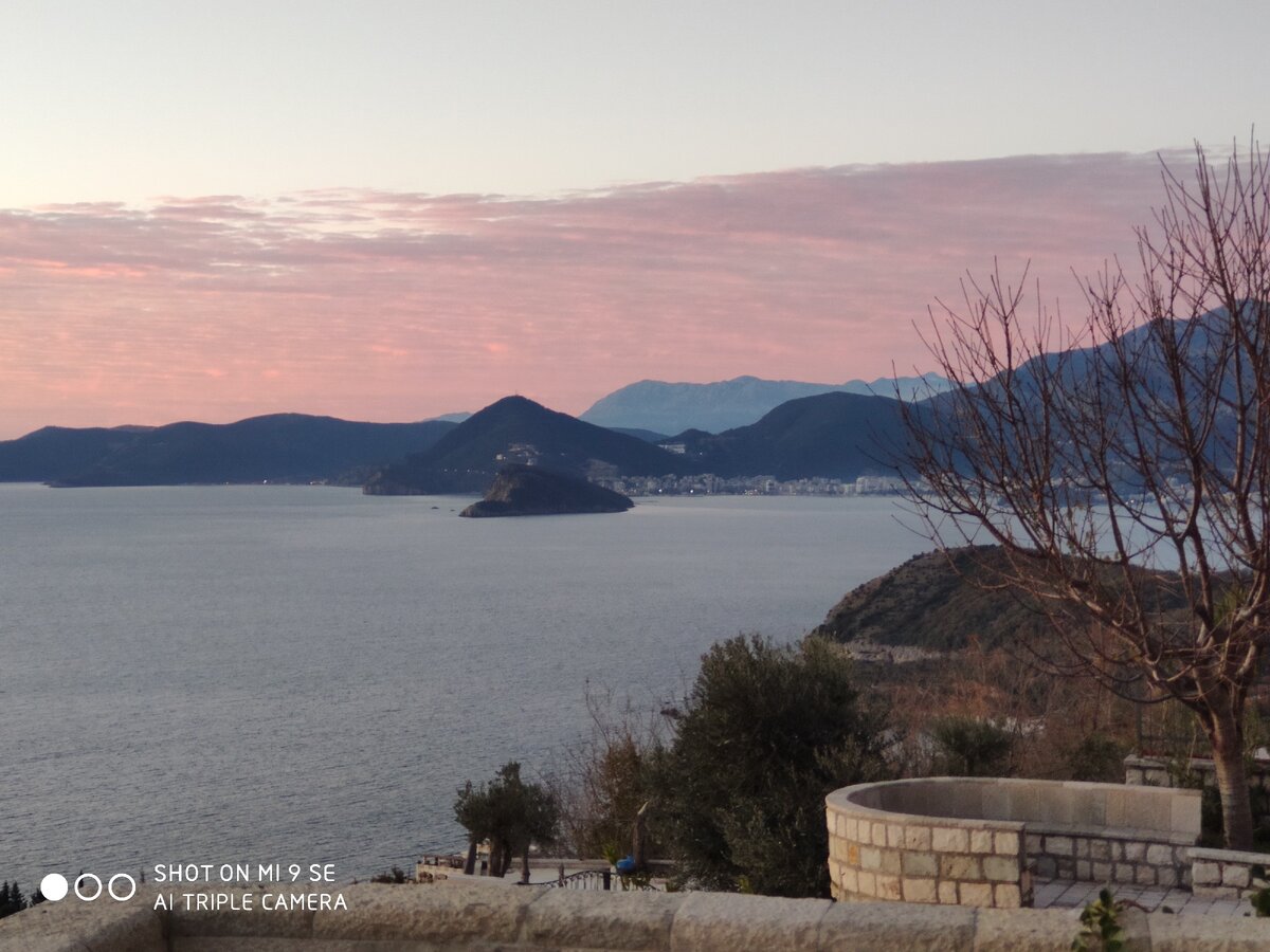 Вид на Будву с нашей терассы. Место близ Reževići, в 15 км от Будвы в сторону Bar. (Все фотографии сделаны лично мной на телефон)