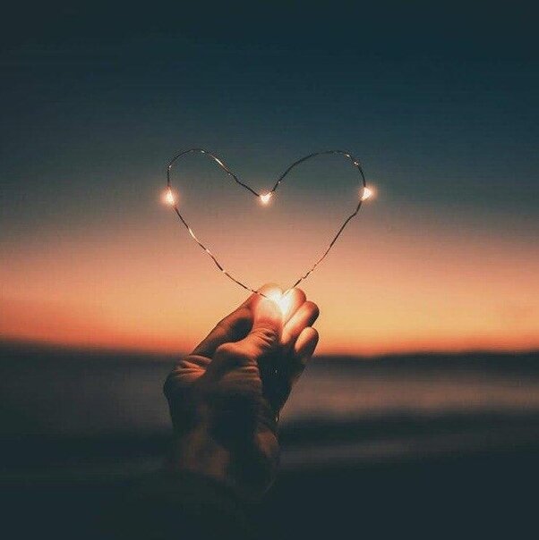 Я проволокой душу обмотаю. Шипы вовнутрь разверну. Не будет больно вам, я знаю. Я всё сумею и смогу. Я сберегу все ваши мысли, не дам свернуть с судьбы пути. Только дышать я не могу как прежде, в моей душе, слов ваших выросли шипы.